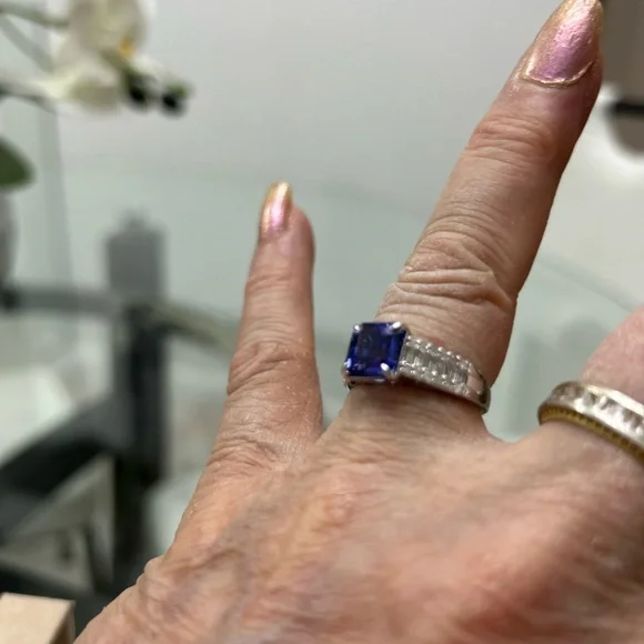 Beautiful Tanzanite and Diamond ring